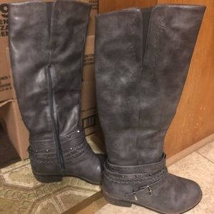 Maurice’s grey tall riding boots, 7